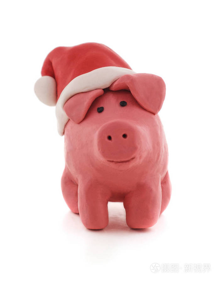 戴着白色背景帽子的塑料猪