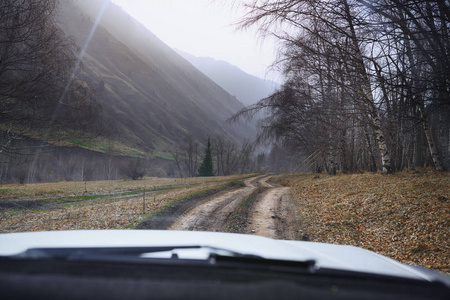 穿越欧洲自然的公路旅行。汽车的观点