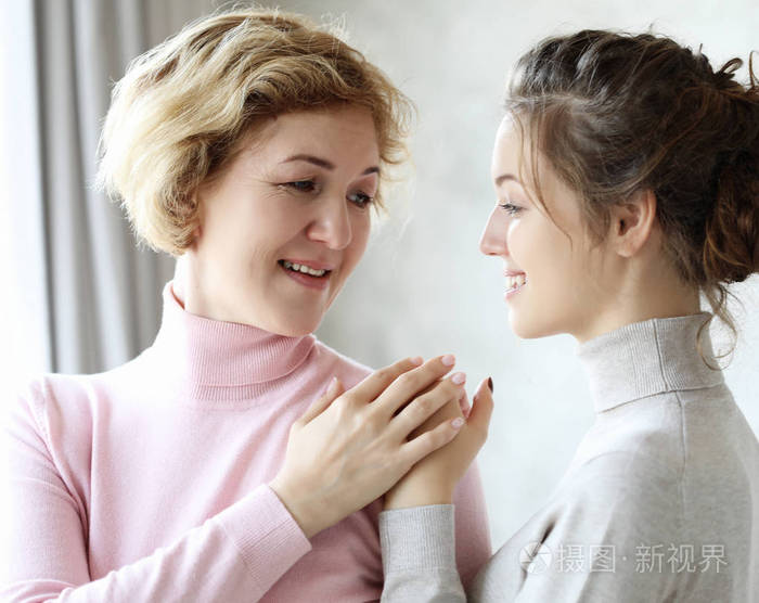 两个迷人可爱的梦幻般的亲爱的亲爱的美丽开朗兴奋快乐妈妈和亲切友好