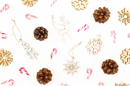 圣诞图案用木树装饰，雪花和松果在白色上..平躺，俯视。假日创意概念。