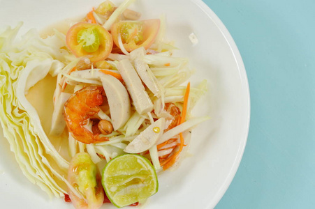 索姆泰国辣青木瓜顶片越南香肠沙拉板上