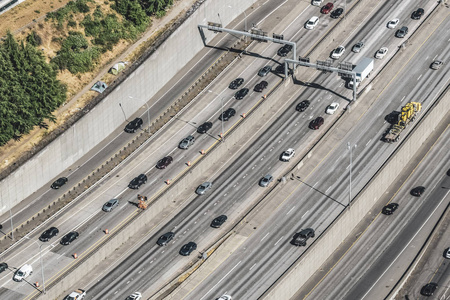 美国华盛顿州西雅图5号州际公路交通交叉口的鸟瞰图。
