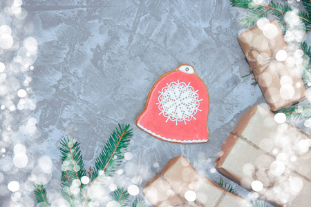 贺卡与装饰姜饼，云杉枝和礼品盒在灰色水泥背景。在圣诞节新年背景前。从上面看。复制空间。
