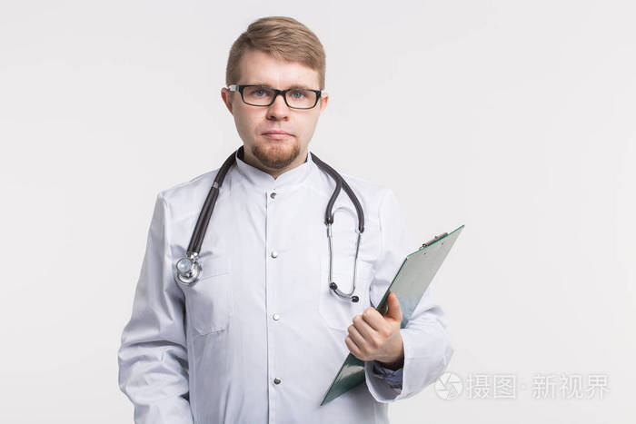 男性医学医生持有剪贴板在白色背景