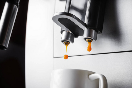 现代咖啡机酿造白杯咖啡