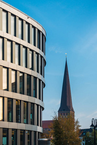 德国罗斯托克市的现代建筑和教堂。