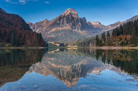 瑞士阿尔卑斯山的秋色山景和湖泊