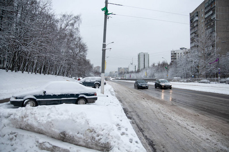 冬天的道路在城市里下雪的道路白天在城市里的汽车在雪地里