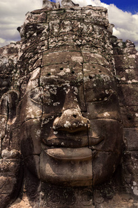 柬埔寨暹粒市吴哥窟建筑群刺刀庙的石雕脸。 古代高棉建筑