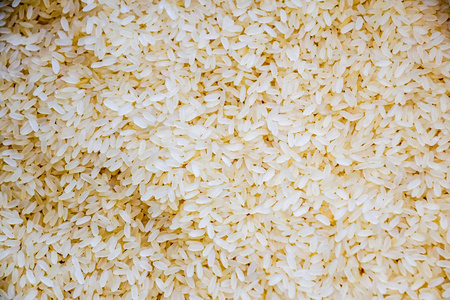 褐米背景。蒸米。关闭大米