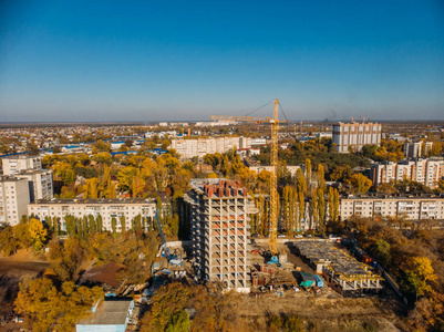 从上方鸟瞰, 城市景观中的现代住宅建筑与起重机及其他工业车辆的建设