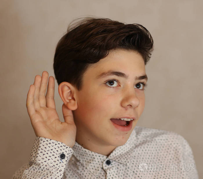 青少年男孩耳朵和手作为听力听手势特写照片