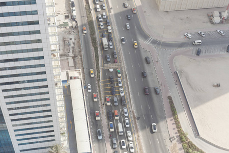 乘坐交通工具的迪拜城市街的鸟瞰图