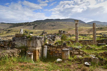 古罗马城市希拉波利斯遗址位于土耳其帕穆卡勒温泉