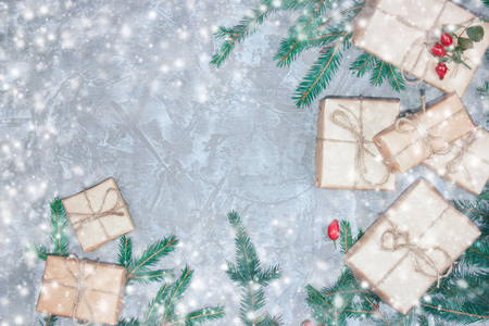 贺卡与装饰姜饼云杉枝和礼品盒在灰色水泥背景。 圣诞节新年背景的开销。 从上面看。 复制空间。