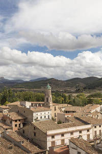 西班牙卡斯特隆省鲁比洛斯德莫拉旅游小镇一条街的景色