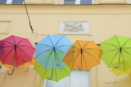 波兰华沙街头建筑立面上五颜六色的雨伞。