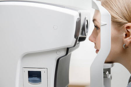 年轻女士接待医生眼科医师检查眼睛视力的质量