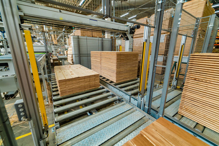 地板线生产中加工地板的现代自动生产线. 制造技术镶板. 木工工厂.