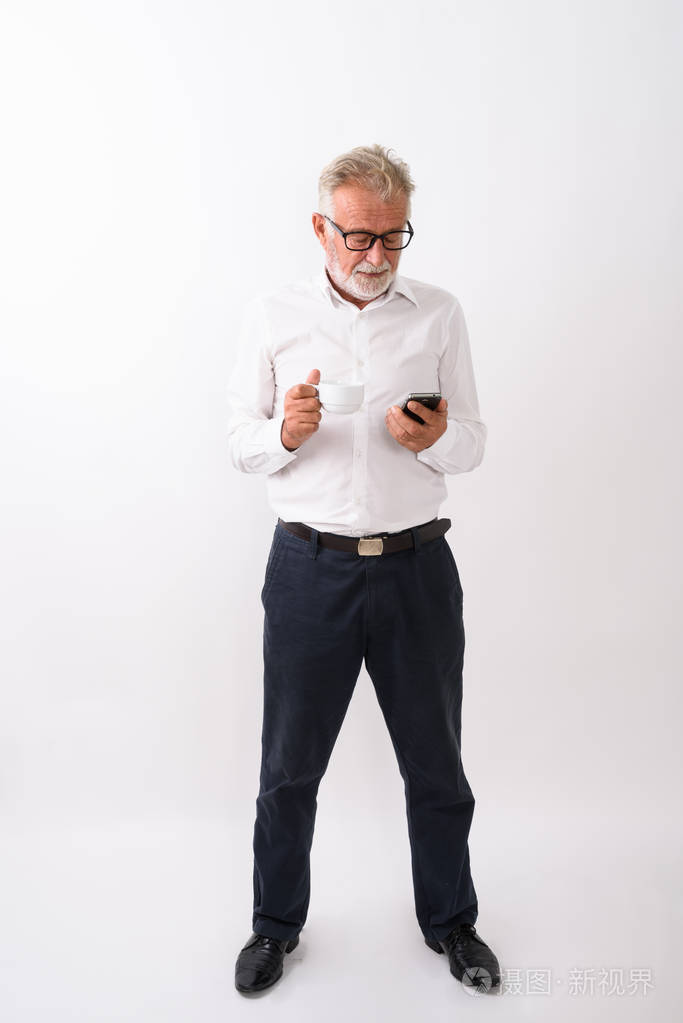 身材英俊的长胡子男子的全身拍摄时站立而在