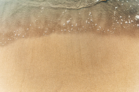 沙子里的蓝色波浪