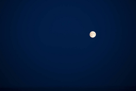 蓝天上的满月