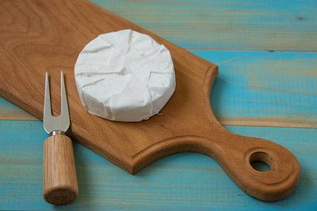 奶酪乳酪或乳酪在蓝色木质背景