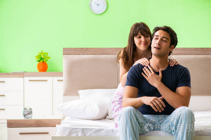 在卧室里做按摩给她丈夫的女人