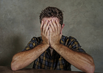 孤立性问题年轻悲伤抑郁的人感到焦虑和不知所措,哭泣,绝望,痛苦,抑郁