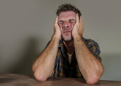 孤立性问题年轻悲伤抑郁的人感到焦虑和不知所措,哭泣,绝望,痛苦,抑郁