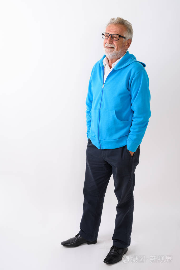 在站立的愉快的老人胡子微笑的全身拍摄