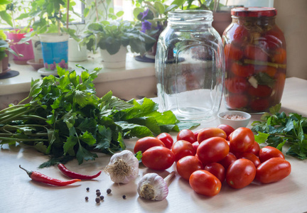 西红柿, 大蒜和香料在桌子上。盐渍番茄的制备。家居保鲜