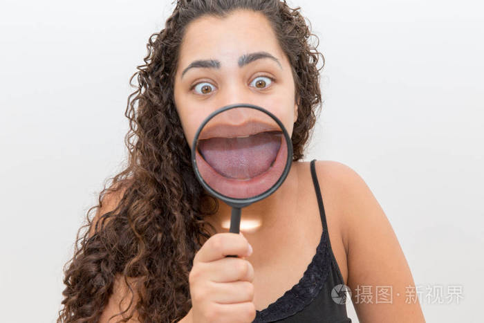 女人用放大镜放大她的舌头