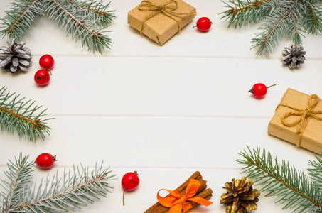 新年作文。 平躺架。 圣诞礼物冷杉树枝在白色的木制背景上。