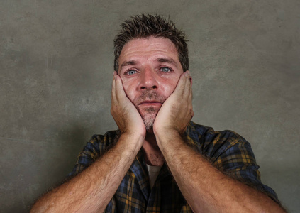 孤立性问题年轻悲伤抑郁的人感到焦虑和不知所措,哭泣,绝望,痛苦,抑郁