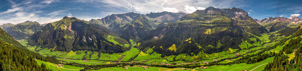 榆树村和瑞士山脉的鸟瞰PizSegnas PizSardonaLaaxer Stockli来自瑞士欧洲的安帕奇利。