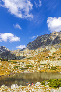 在高塔特拉斯山徒步旅行Vysoke Tatry斯洛伐克。 斯考克瀑布上的湖斯洛伐克普莱索纳德斯科克姆。 位于180