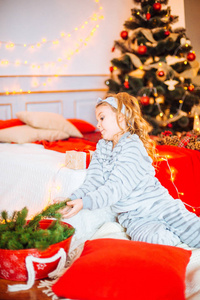 圣诞节早晨，穿睡衣的小女孩。