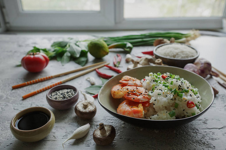 铁板烧炒饭，配虾蘑菇青葱草药