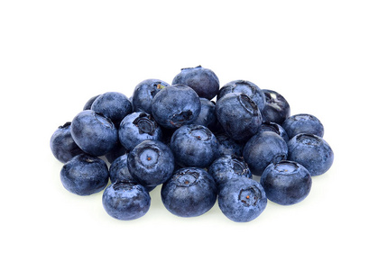 白色背景下分离的一堆蓝莓