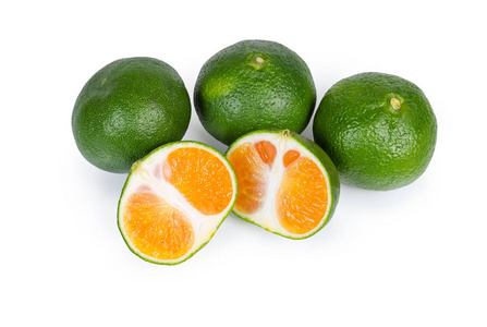 几个成熟的绿色橘子和一个橘子在白色背景上切成两半
