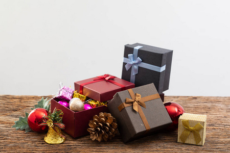 赠送带有白色背景彩带的盒子，用于圣诞节生日特殊场合