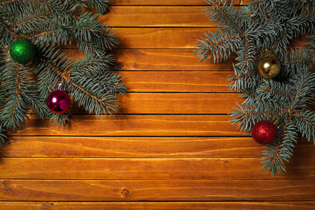 圣诞装饰品。 节日背景与冷杉树枝玩具球。 上面的风景。
