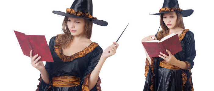 巫婆用魔杖和孤立的白色衬底上的书照片