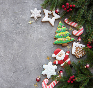 在混凝土背景上用饼干装饰圣诞