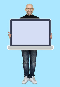 一名男子展示了一个空白的笔记本电脑屏幕模型