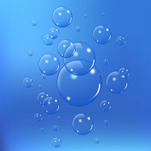 逼真的肥皂气泡设置在蓝色背景上隔离。向量例证