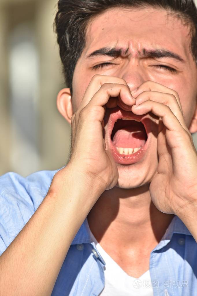 英俊的少数民族男人大喊大叫