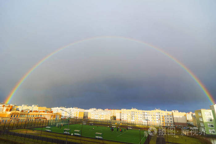 现代典型的低海拔郊区建筑综合体风暴前天空五颜六色的彩虹斯里兰卡