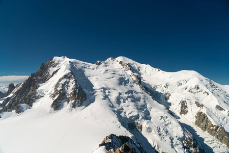 勃朗峰是阿尔卑斯山最高的山，也是欧洲最高的山。 阿吉维尔脊椎和雪岭与登山者的全景。 晴天欧洲阿尔卑斯山美丽的全景。